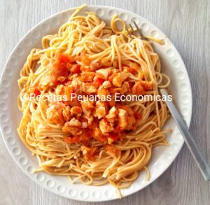 receta de tallarines rojos de pollo peruano