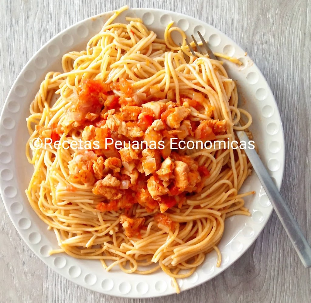 Recetas-peruanas-economicas-tallarin-rojo-de-pollo-peruano.jpg
