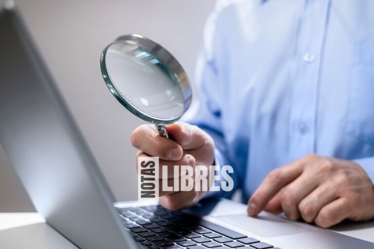 persona revisando con lupa un texto